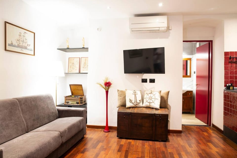 Communal lounge/ TV room, TV and multimedia, Living room, Seating area, air conditioner