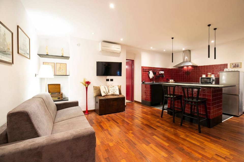 Communal lounge/ TV room, TV and multimedia, Kitchen or kitchenette, Living room, Photo of the whole room, Seating area, Dining area, microwave, oven, stove, air conditioner
