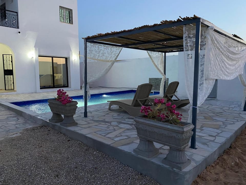 Property building, Swimming pool