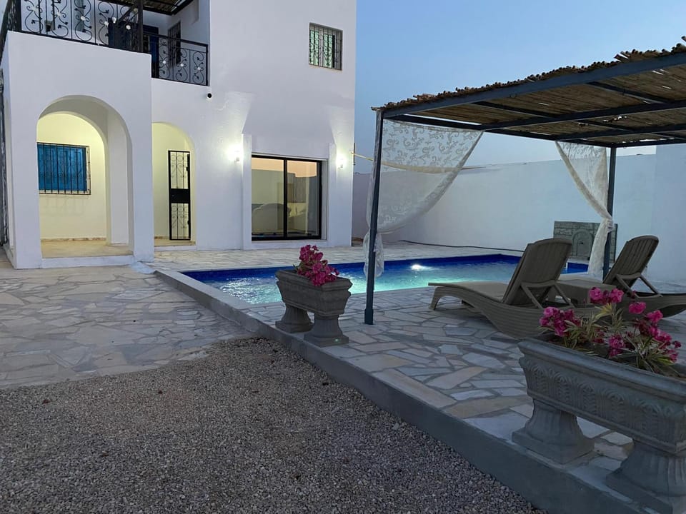 Pool view, Swimming pool, sunbed