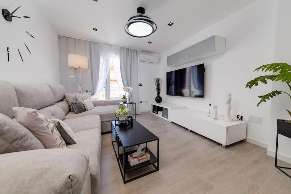 TV and multimedia, Living room, Seating area