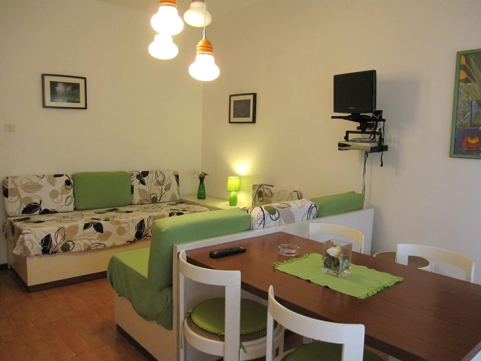 TV and multimedia, Living room, Seating area, Dining area