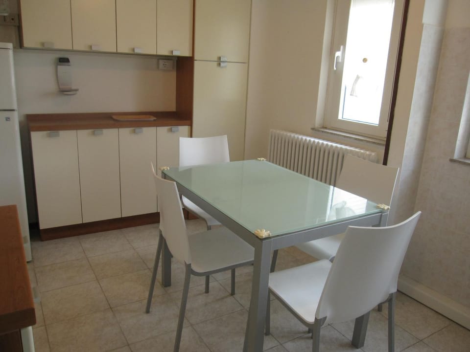 Kitchen or kitchenette, Dining area, kitchen