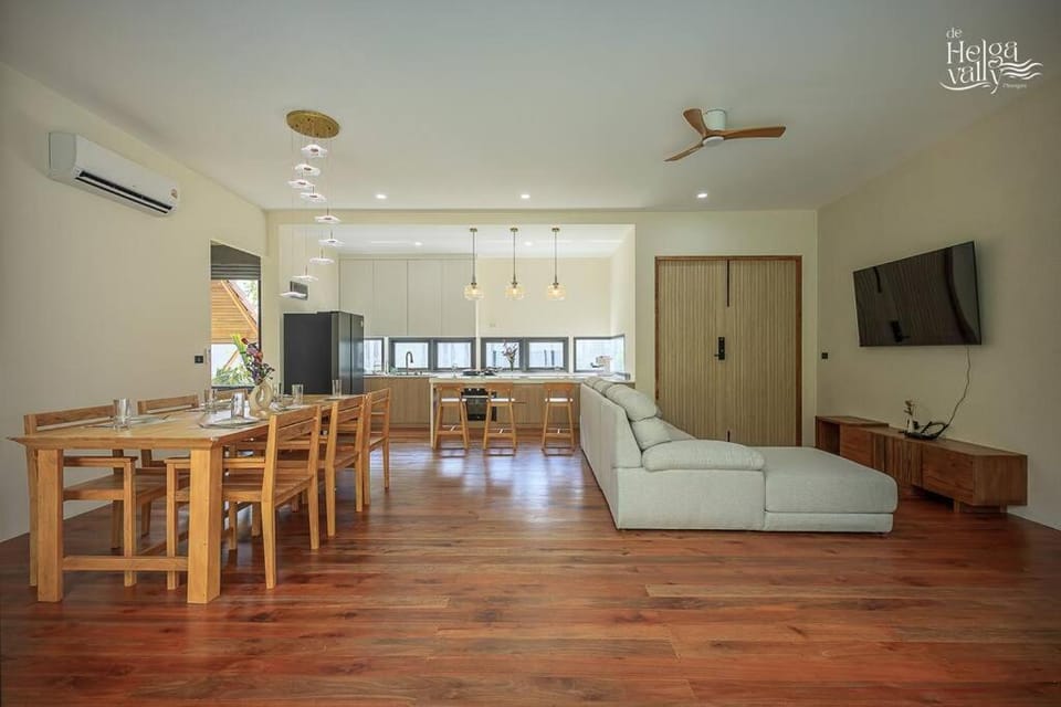 TV and multimedia, Living room, Seating area, Dining area, air conditioner