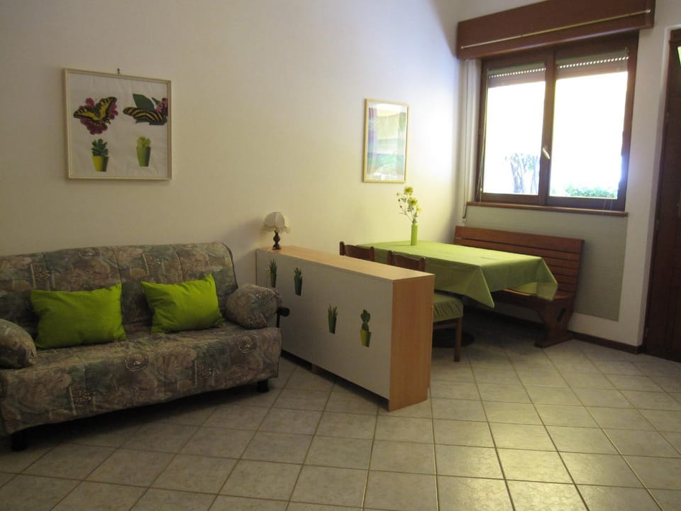 Day, Living room