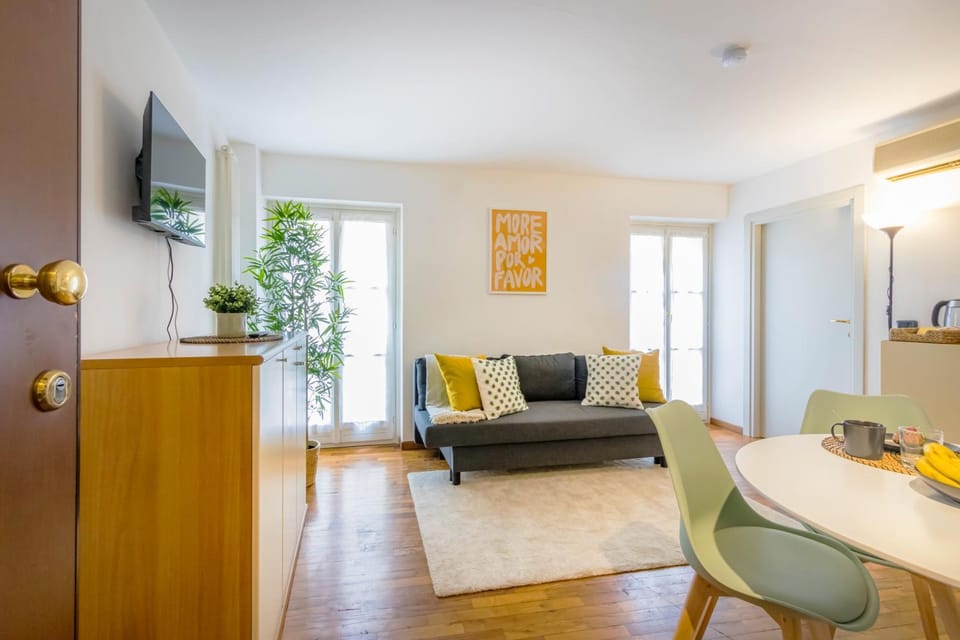 TV and multimedia, Living room, Dining area