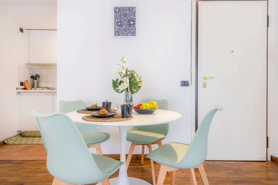 Kitchen or kitchenette, Seating area, Dining area