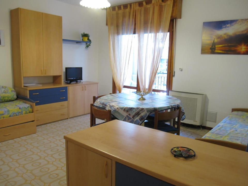 TV and multimedia, Living room, Seating area, Dining area, Bedroom
