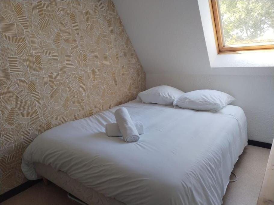 Bed, Photo of the whole room, Bedroom, towels
