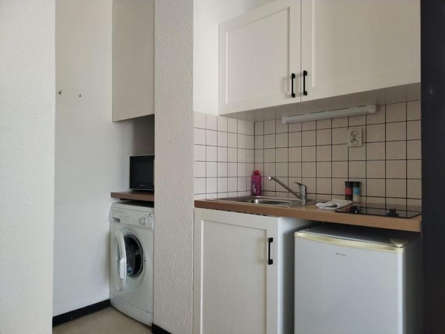 Kitchen or kitchenette, washing machine