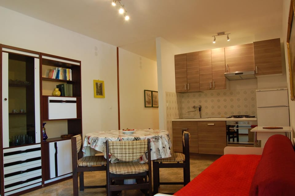 Kitchen or kitchenette, Living room, Dining area