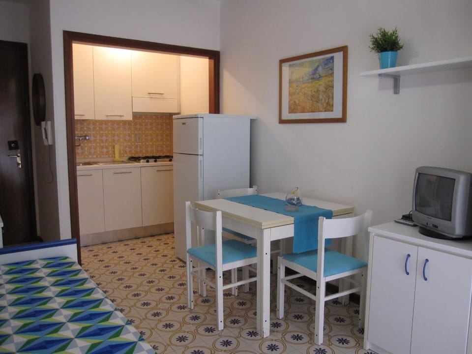 Bed, TV and multimedia, Kitchen or kitchenette, Living room, Dining area