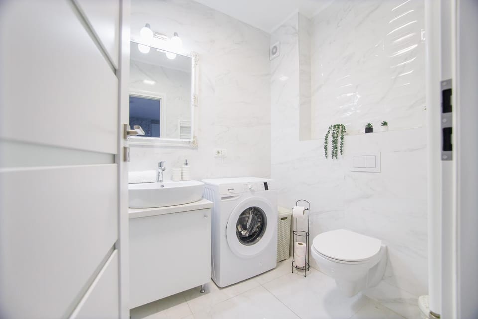 Shower, Toilet, Bathroom, towels, washing machine