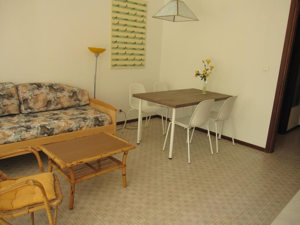 Bed, Living room, Seating area, Dining area