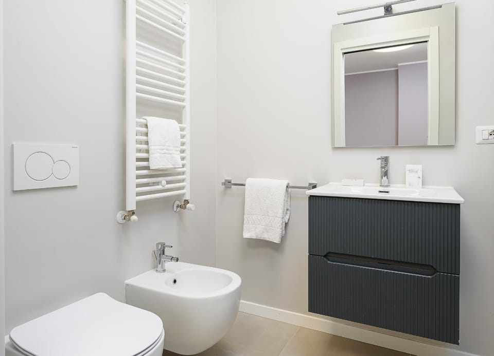 Toilet, Bathroom, bidet, towels