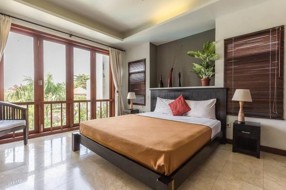 Quiet Central Seminyak 2bd 2 bath and walk to eat st Apartment in Kuta
