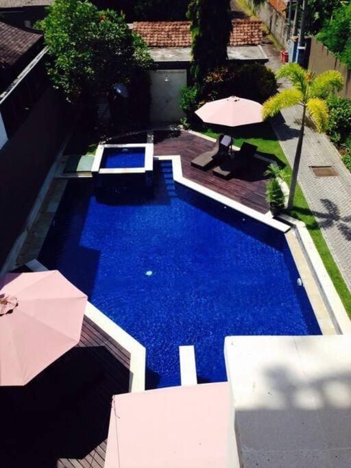 Quiet Central Seminyak 2bd 2 bath and walk to eat st Apartment in Kuta