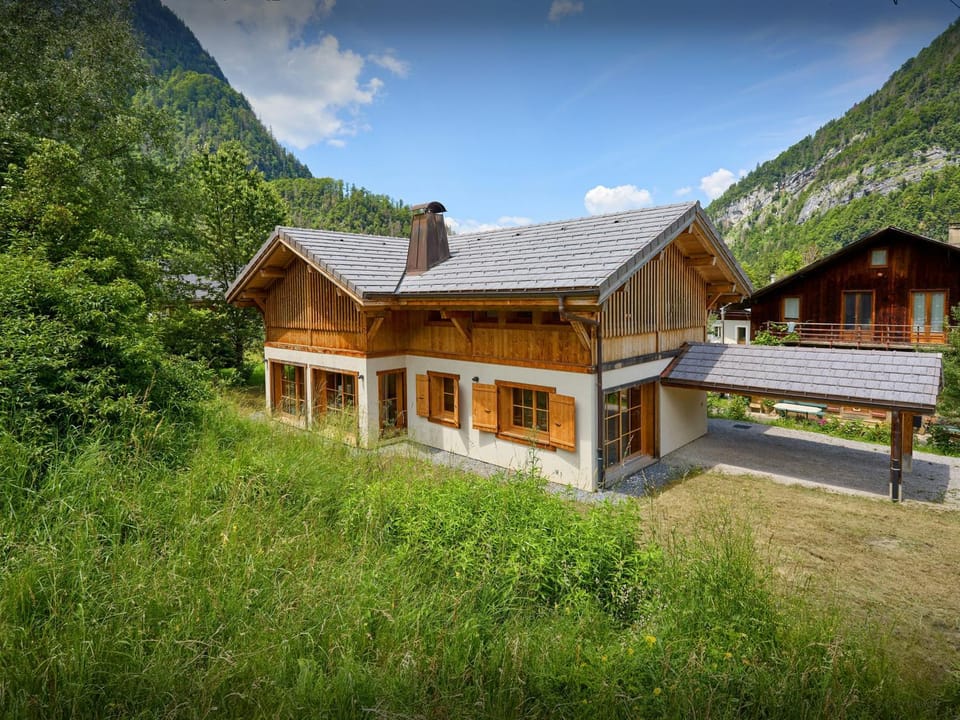 Property building, Day, Natural landscape, Summer, Mountain view