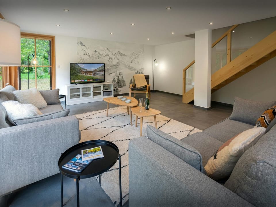 TV and multimedia, Living room, Seating area, Evening entertainment