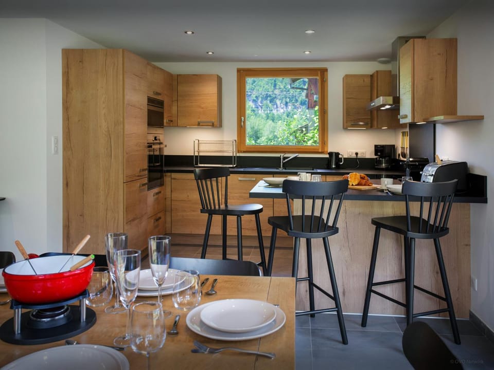 Kitchen or kitchenette, Dining area
