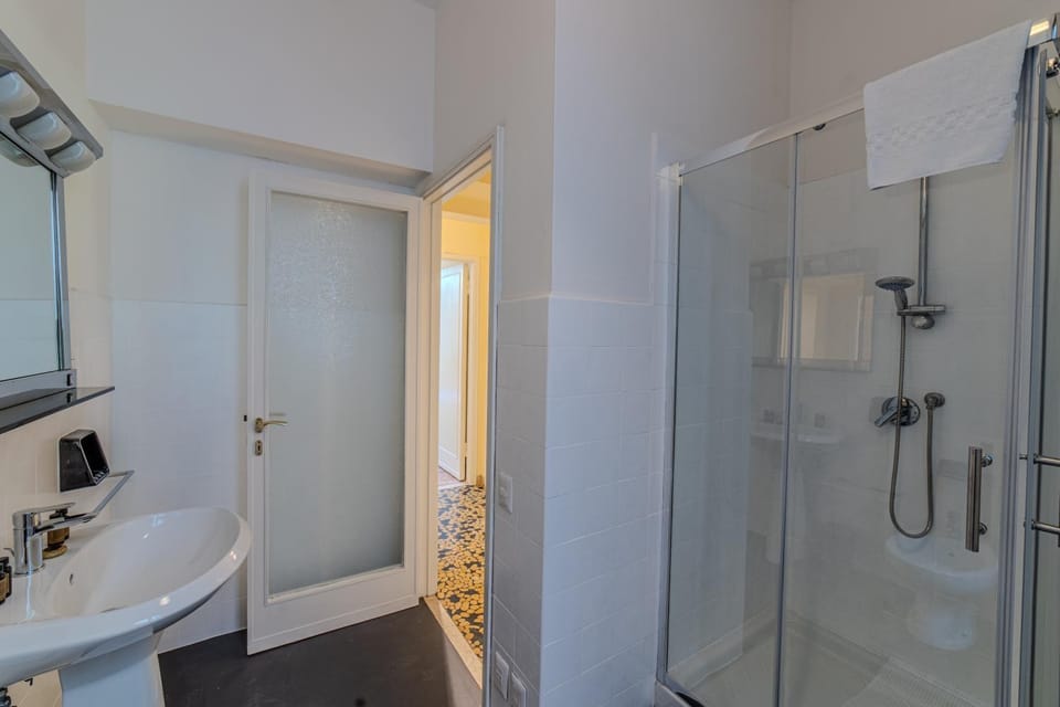 Shower, Bathroom, heating, internet, towels