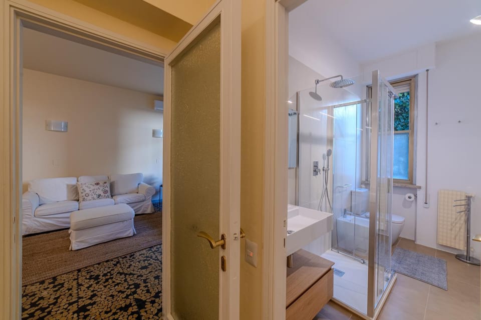 Shower, Bathroom, Living room, heating, internet