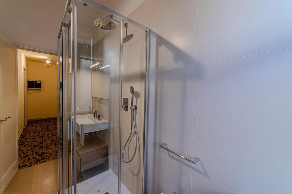 Shower, Bathroom, heating, internet