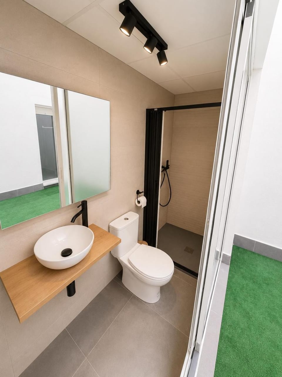 Shower, Toilet
