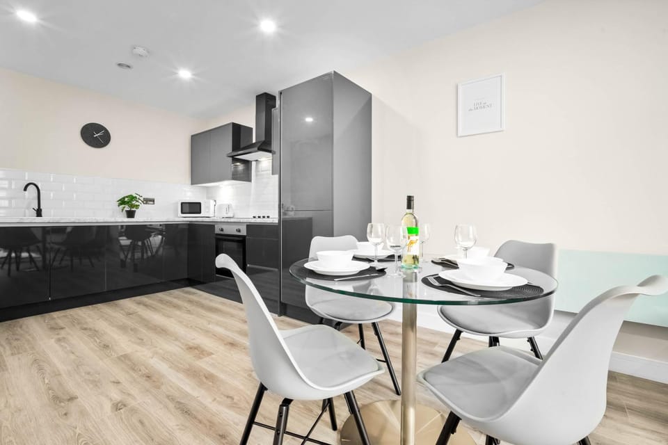 Kitchen or kitchenette, Dining area