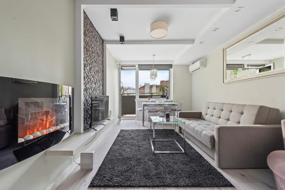 TV and multimedia, Living room, Seating area, fireplace