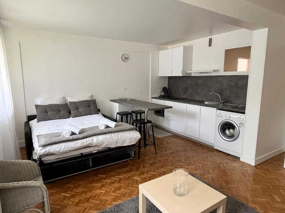 Kitchen or kitchenette, Bedroom