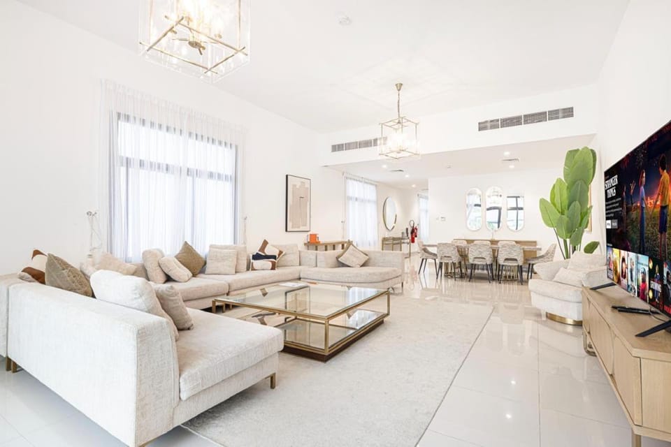 Communal lounge/ TV room, Library, TV and multimedia, Living room, Seating area, Evening entertainment