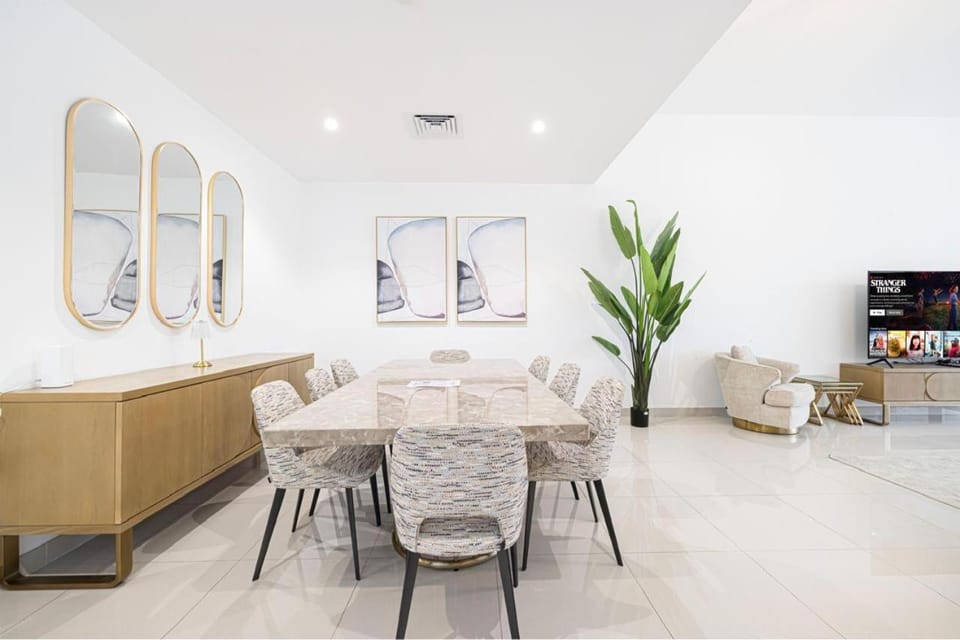 TV and multimedia, Kitchen or kitchenette, Living room, Seating area, Dining area