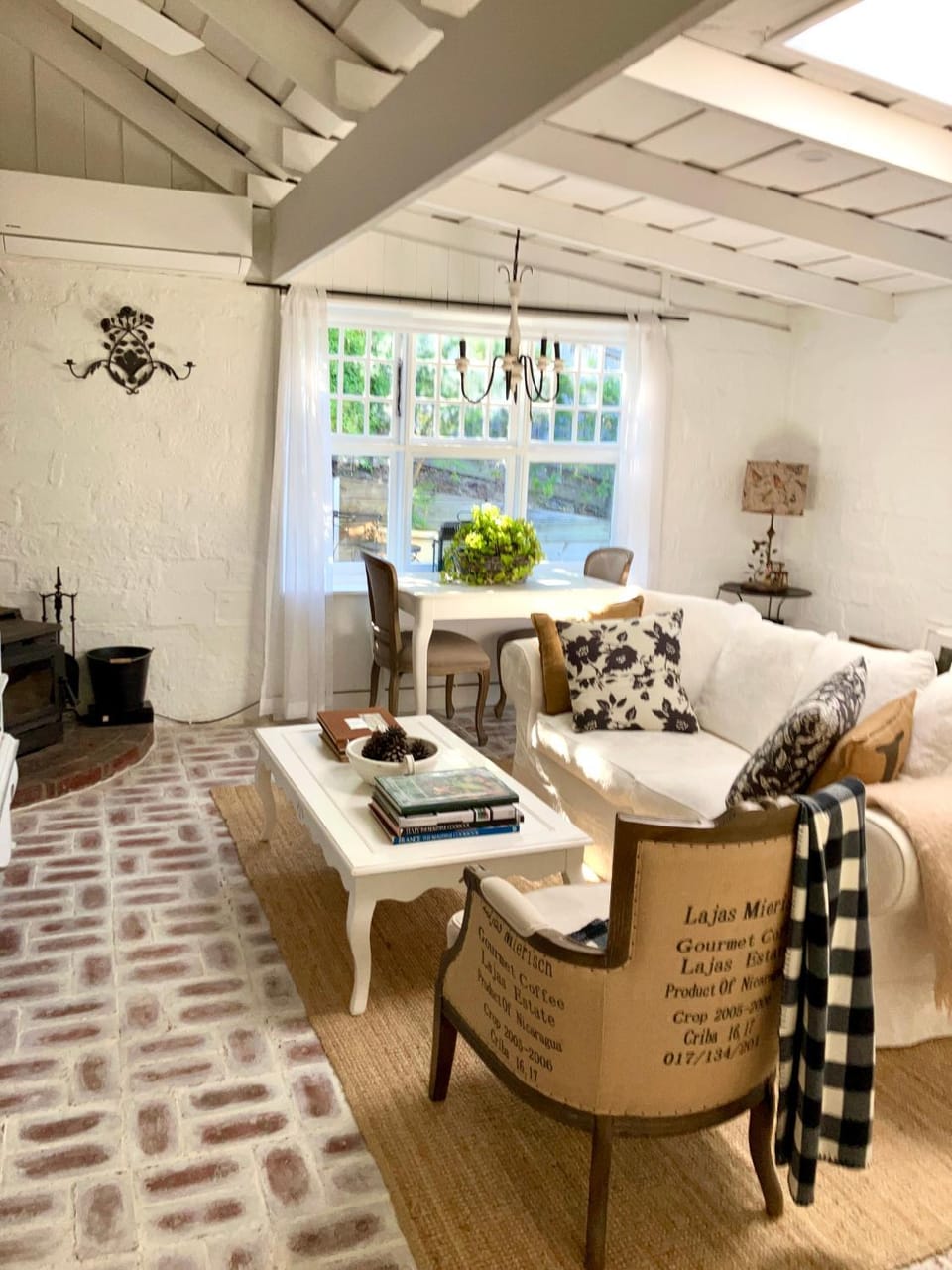 ONE WEE COTTAGE Cosy & dog friendly, BOOK NOW FOR CHRISTMAS IN JULY! House in Healesville