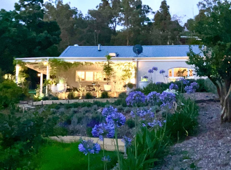 ONE WEE COTTAGE Cosy & dog friendly, BOOK NOW FOR CHRISTMAS IN JULY! House in Healesville