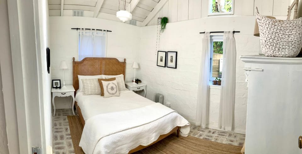 ONE WEE COTTAGE Yarra Valley, spring has sprung, cosy,romantic, pups welcome House in Healesville