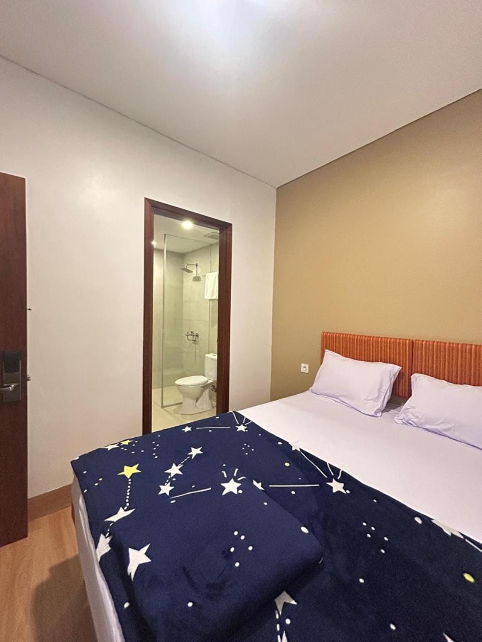 Bed, Photo of the whole room