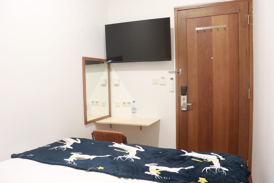 Bed, TV and multimedia, Bedroom