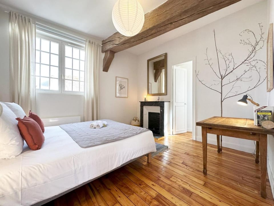 Bed, Photo of the whole room, Bedroom