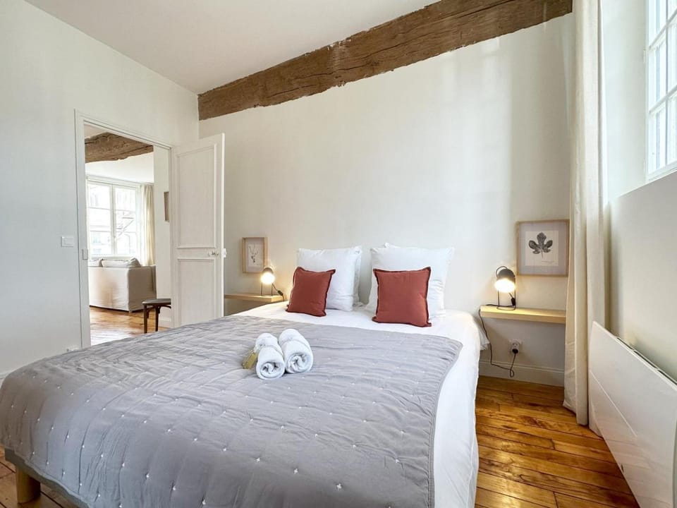 Bed, Photo of the whole room, Bedroom, towels