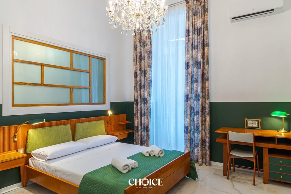 Bed, Seating area