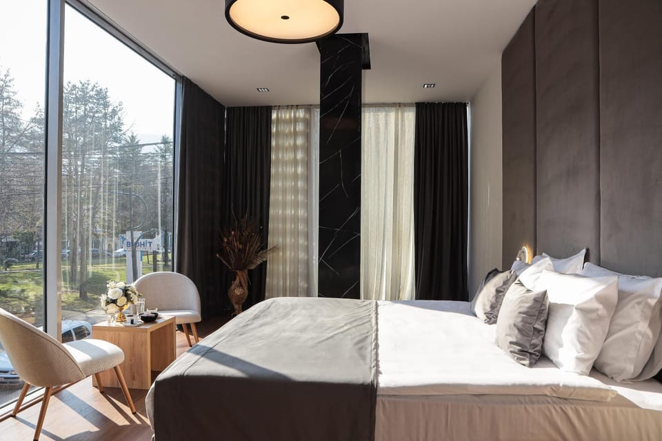 Bed, Photo of the whole room, Seating area