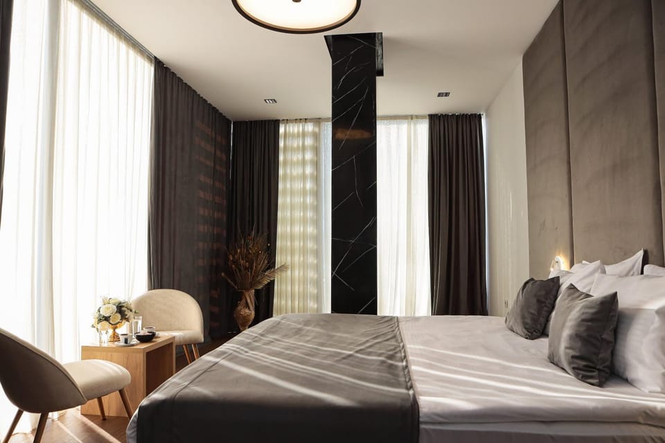 Bed, Photo of the whole room, Seating area