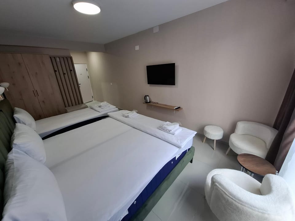 Communal lounge/ TV room, Bed, TV and multimedia, Living room, Photo of the whole room, Seating area, Evening entertainment, Bedroom, towels