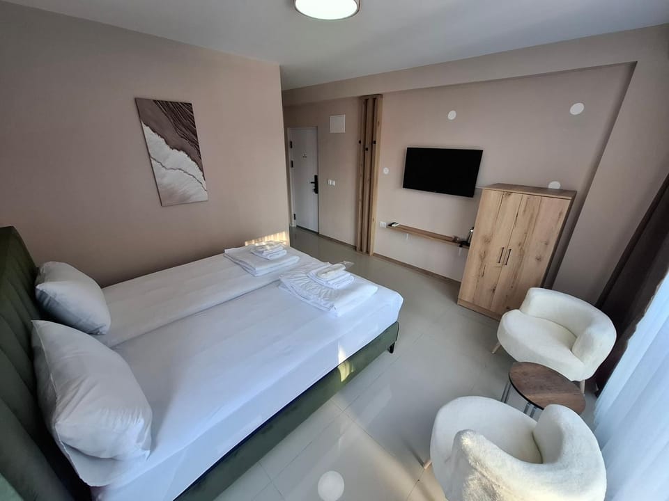 Communal lounge/ TV room, Bed, TV and multimedia, Photo of the whole room, Evening entertainment, Bedroom, wardrobe