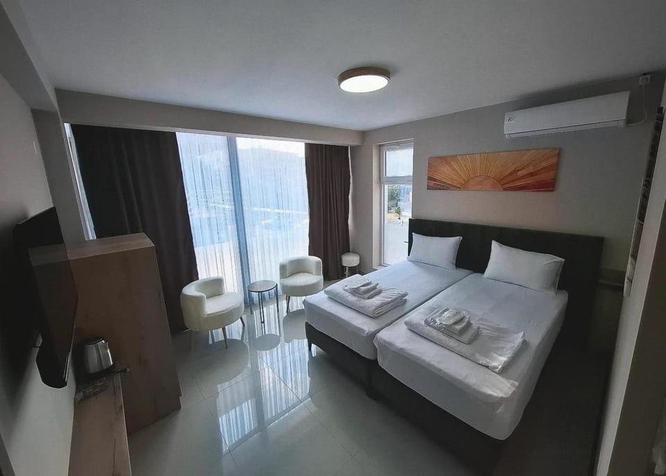 Bed, TV and multimedia, Photo of the whole room, Bedroom, towels, air conditioner