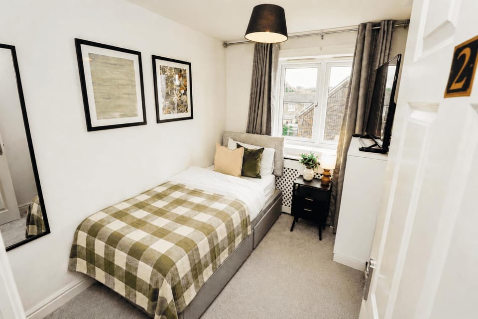 Bed, TV and multimedia, Decorative detail
