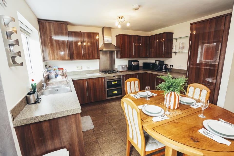 Kitchen or kitchenette, Dining area, dishwasher, oven, washing machine, kitchen, kitchen