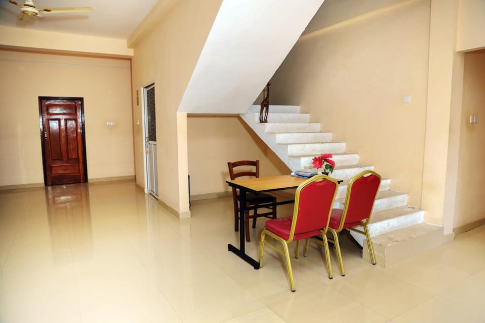 Seating area, Guests
