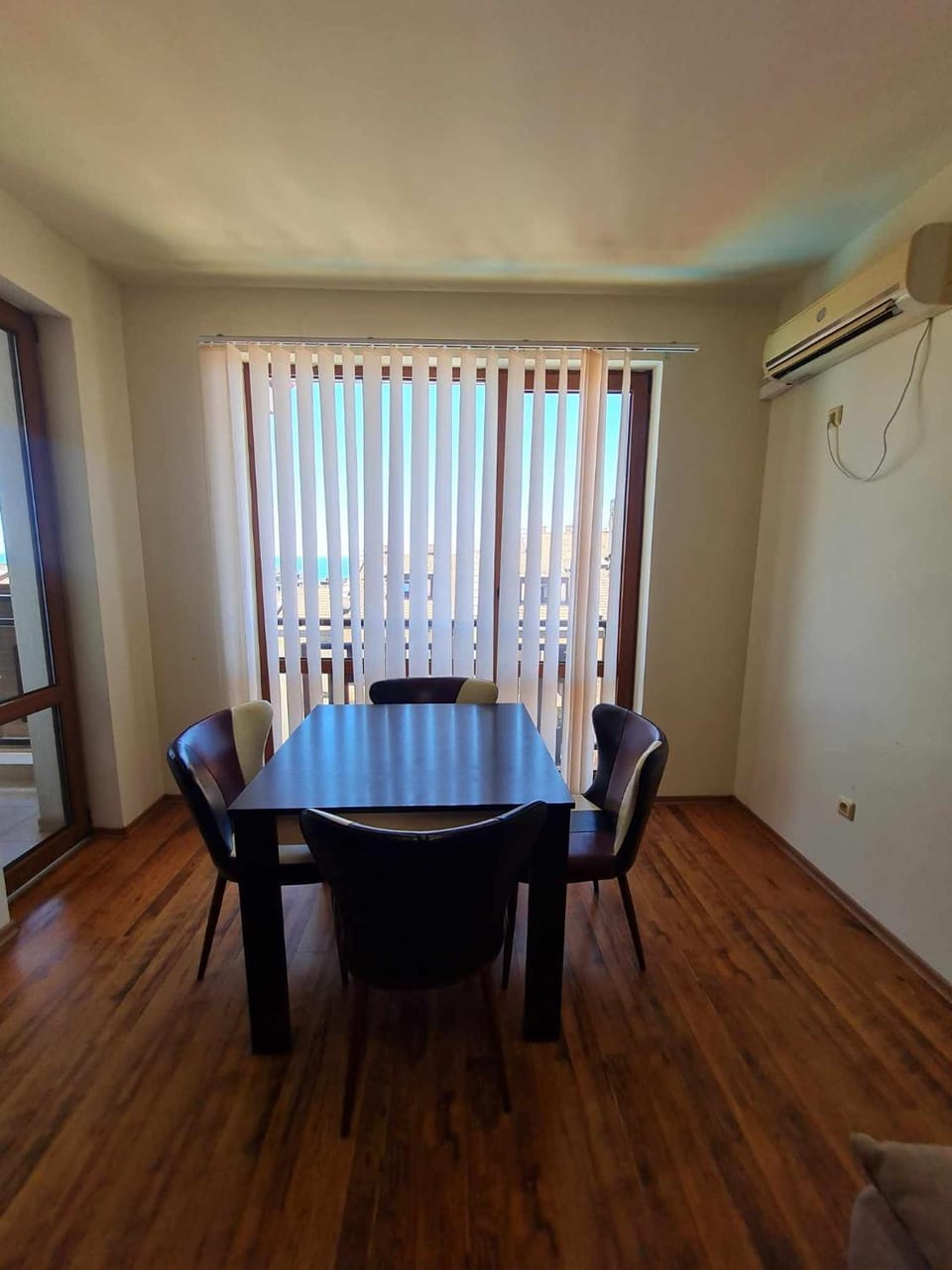Living room, Seating area, Dining area, internet, air conditioner